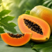 Reife Papayas mit leuchtend orangefarbenem Fruchtfleisch und schwarzen Samen, dekorativ auf tropischen Blättern arrangiert. Im Hintergrund sind große Papayablätter in einer natürlichen, sonnigen Umgebung zu sehen.